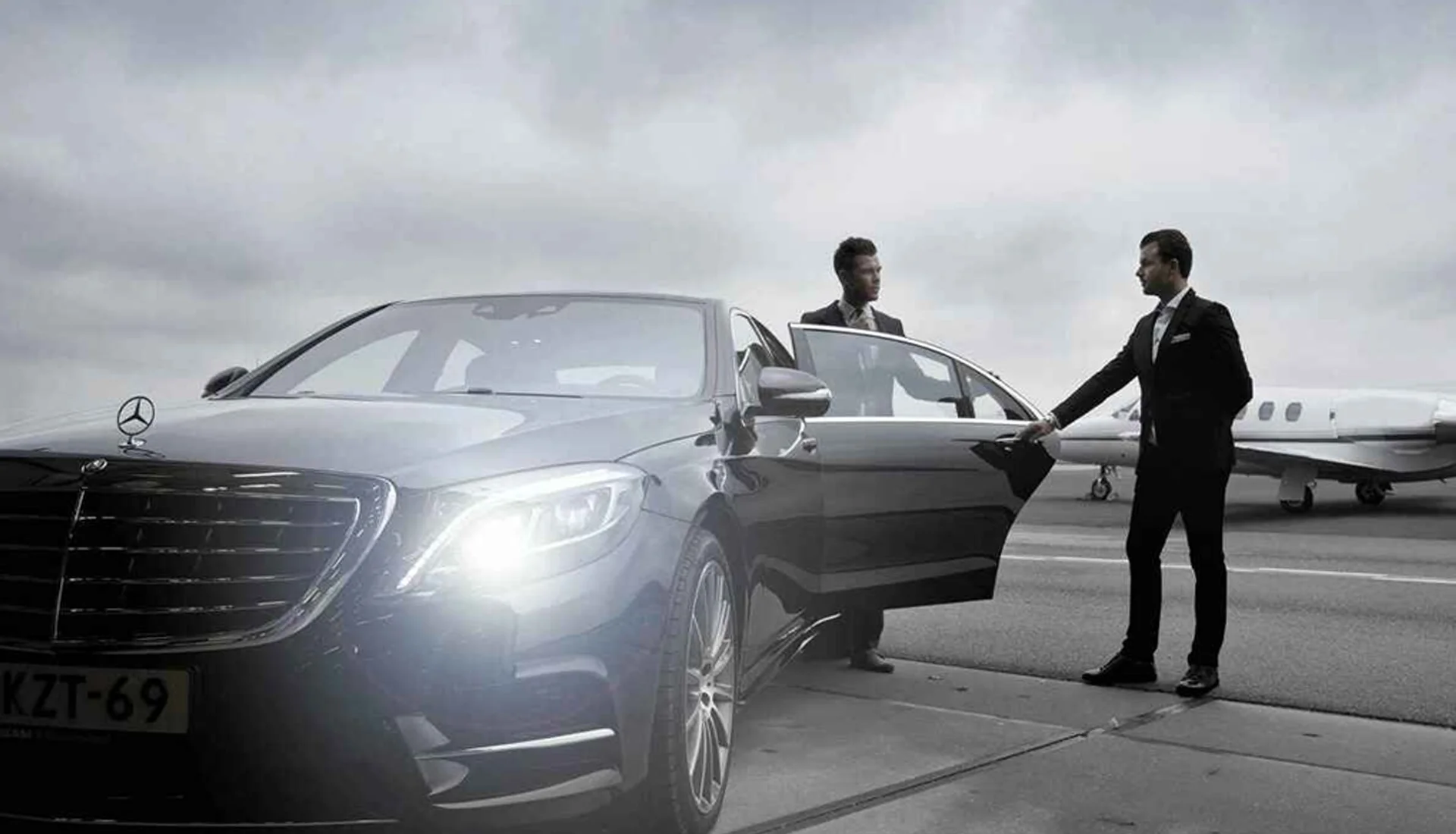 Top Reasons to Choose ZechionRide Limo Service NYC for Airport Car Travel 1 Luxury limousine parked for airport transfers, showcasing ZechionRide’s NYC airport transportation services.