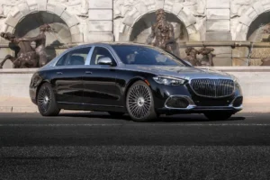 Luxury limo parked by a fountain, showcasing luxury and elegance for NYC limo service and executive sedan transfers.