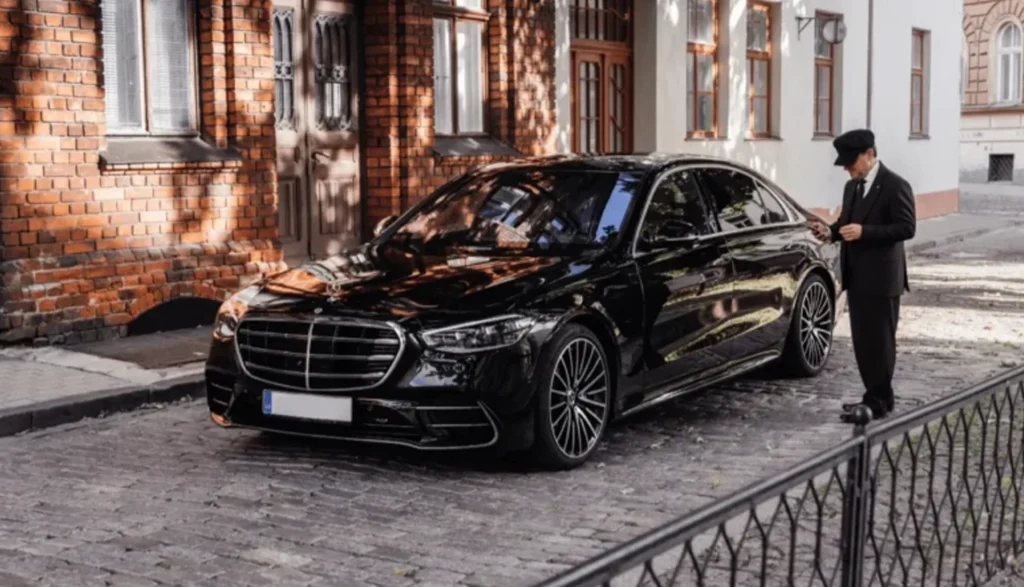 Articles 47 Luxury Mercedes-Benz S-Class car, ideal for holiday transfers in Florida